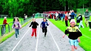 Rejmyrespelen 2004. Slutspurt i ett av heaten på 60 meter för flickor i årskurs fyra.Foto: RIKARD W LARSSON