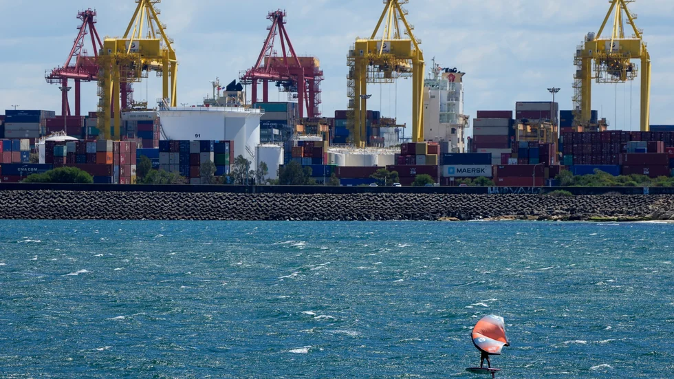 En surfare vid Port Botany, den stora hamnen i Sydney. Arkivbild.