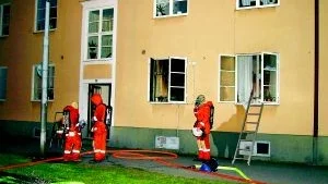 Lägenhetsbrand. En kvinna fick räddas ut genom ett fönster sedan det börjat brinna i en lägenhet på Södra Järnvägsgatan i Västervik.Foto: LEIF PETTERSSON