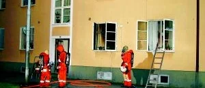 Kvinna skadad i lägenhetsbrand