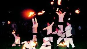Eldiga tjejer. Westervik Twirling Troops show fick temperaturen att stiga hos publiken.