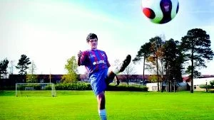 "Vänsterslägga". Jens Carlsson har ett vänsterskott som gör många andra fotbollsspelare avundsjuka.                                          Foto: Anders Steiner