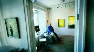 Rätt miljö. Erling Johansson har åter slagit sig ner på Galleri CJ med sin målningar. Det finns undantag men de flesta verken denna gång har skärgårdsmotiv.Foto: Karin Hertz