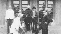 Slutstädat. Inför invigningen av Gunnebo Folkets hus på 1930 talet.  Herrarna är i övre raden Gylfe Nilsson servitör, Kurt Andersson "Lill-Kurt", Charles Gunnarsson, Tjursbo-Kalle i knallhatt det vill säga Peter August Karlsson och John Nilsson. I nedre raden servitör Linus Andersson och Henning Karlsson.