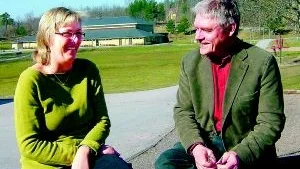 Nya impulser. Biträdande rektor Marianne Gustafsson på Ankarsrums skola passade på i en paus att få några ord med föreläsaren och forskaren Hans-Åke Scherp vid Karlstads universitet.Foto: MARGARETA LJUNGBLAD
