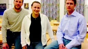 Skogskväll i Ankarsrum.  Skogsstyrelsen, region öst, samlade i går kväll 40-talet skogsägare för information. Johan Pettersson, Emma Axelsson och Erik Björn.                                                                                                                                                                     Foto: MARGARETA LJUNGBLAD