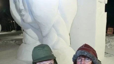 Framgångar i snö. Västervikskonstnärerna Benny Ekman och Barbro Hultgren vann publikens pris och kom trea i den jurybedömda delen av tävlingen under helgens snöfestival i Kiruna. I bakgrunden deras konstverk Through the Key Hole. Foto: KENNETH PAULSSON