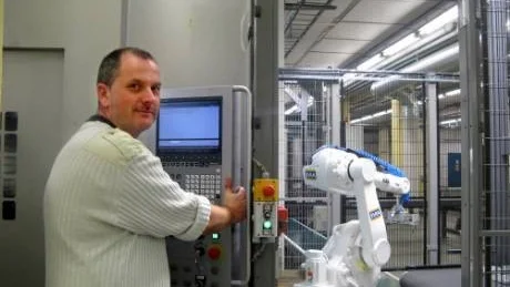 Nyinvestering. Magnus Eriksson installerar ännu en CNC-styrd maskin till bilindustrin på Ankarsrum Industries AB.