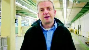 Framtidstro. Vd Trevor Fenlon har nått sina höga mål med stororder under sin korta tid i utvecklingsarbetet på Ankarsrum Industries. Här kommer Ankarsrum Die Casting i gång med serieproduktion för bilindustrin i maj månad, berättar Fenlon när han är på plats i den stora lokalen.  Foto: MARGARETA LJUNGBLAD