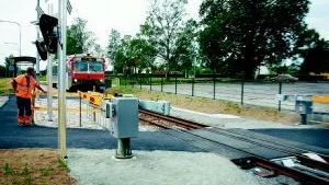 Säkrare. Bommarna fälls och och ljud- och ljussignaler är i gång när ett tåg närmar sig den olycksdrabbade korsningen intill Södra Järnvägsgatan.