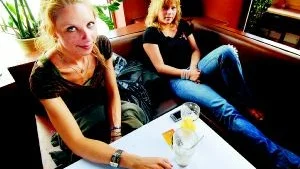 Klamydia tystas ner. Isabella Andersson och Sabine Pülsch tror att många ungdomar känner till risken att drabbas av klamydia, men det är inte något man gärna pratar om.Foto: ELLEN KINDSTRAND