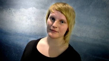 Linnea Johansson är lugn inför framtiden. Just nu är hon sugen på att resa jorden runt. Hon arbetar extra på Åhmans för att få ihop lite respengar. Linnea känner att hon har mycket stöttning hemifrån i både studier och livsval.Foto: Anders Steiner