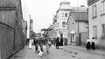 I början av augusti 1917 blossade oroligheterna i Västervik upp igen.  Bilden är från demonstrationen på den avspärrade Kvarngatan inne i stan den 2 augusti. De två poliserna i förgrunden står passiva och tittar på.