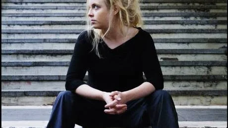 Anna Hallberg. Hon har skrivit sin tredje diktsamling som verkar ge ett intryck av en strimlad tillvaro för dagens människor.FOTO SARA MAC KEY