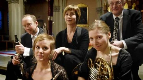 Lördagsmusik. Östgöta Blåsarkvintett stod för februari månads första "Lördagsmusik" i Sankt Petri kyrka. I bakre raden från vänster Dan Larsson. Lena Gabrielsson, Bela Tarrodi.  Framför dem, även nu från vänster, Nina Sognell och Emma Widengård.Foto: KARIN HERTZ