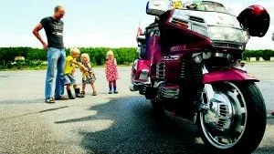 Pojkleksak. Pappa Kjell Almgren och sonen Jacob beundrar gärna motorcyklar. Emma och Johanna tyckte bättre om gårdagens besök på Astrid Lindgrens värld.