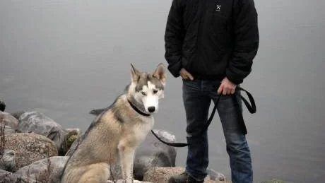Johnny Franzén tillsammans med hunden Alaska.Foto: Anders Steiner