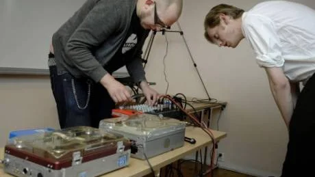 Annorlunda gig. Musikern Peter Fristedt, på rullband, och sångaren Kristoffer Grip, gästade Västervik och Ljudarvets dag i lördags. Foto: Anders Liljegren
