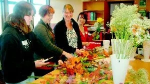 Florister. Där floristerna höll till hittade vi den här kvartetten som från vänster är eleven Elin Karlsson, floristlärare Karolina Petersson, trädgårdslärare Anna-Kristina Mäkitalo, samt eleven Maria Larsson