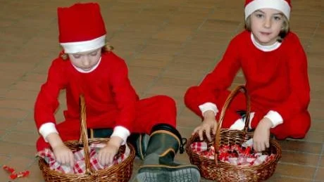 Nissar. På Gamleby centrum träffade vi tomtenissarna, vilka bjöd på godis för den som ville ha. De två lyssnade till namnen Olle och Elias Berg.