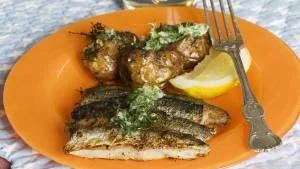 Lägg sillen på grillen! Till det små ljuvliga bakade färskpotatisar med dillsmör.