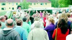 Auktion. Mycket folk hade samlats runt Gunnar "Skruven" Nilsson då han höll i auktionsklubban vid årets loppis.