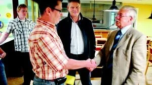 Handslaget. Per Carlsson och ordföranden i kultur- och fritidsnämnden skakar hand sedan kontraktet för en fortsatt drift av bowlinghallen var undertecknat. Förvaltningschef Lars Danielsson övervakade det hela.Foto: ANDERS STEINER