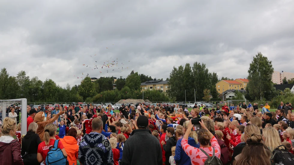 Trots att fotbollen och invigningen av nya konstgräsplanen stod i centrum var godisregnet väldigt uppskattat från barnens sida.