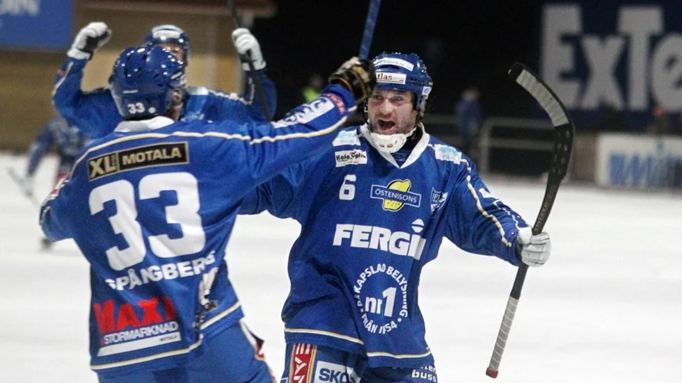 Lucas Persson har just gjort målet som gav IFK säsongens första seger och tackar Patrik Spångberg för den utsökta framspelningen.