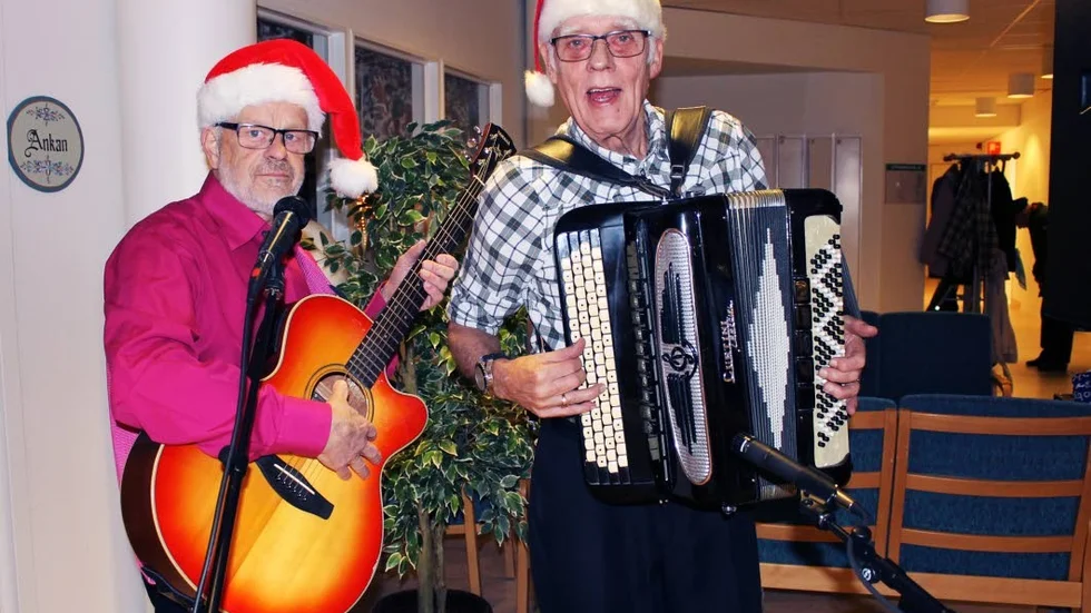 Underhåller. Göran Ohlsson och Roland Pettersson sjunger och spelar.