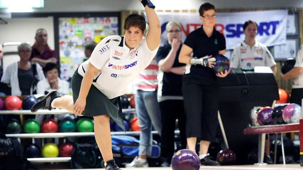 MÄSTARE. Svensk mästare och flerfaldig rekordinnehavare. Nu är bowlingtjejen Sabina Nilsson kandidat till Guldklockan.