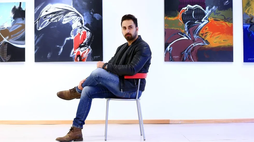 Julutställning. Omar Al-Tameemi på galleri mot Strömmen ställer ut nio konstynärer.