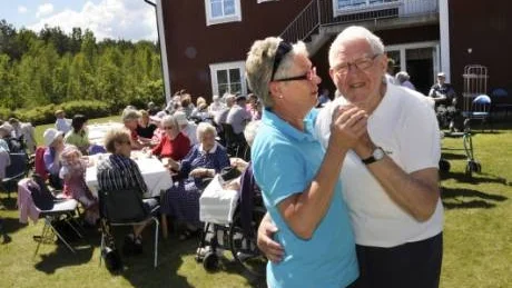 Det är midsommarfest på Tjustgården i Västervik och Mauritz Strandberg och Kerstin Pettersson tar en svängom i gröngräset till Cedrix orkester.