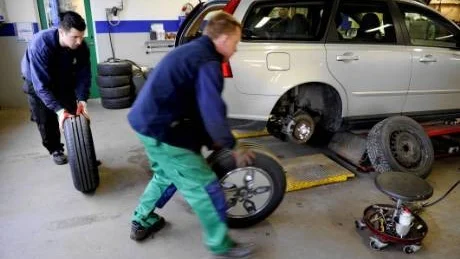 Hjulen snurrar för fullt på däckverkstäderna i Västervik. Många bilister har dock inte en chans att hinna få sina dubbdäck bytta mot sommardäck till torsdag som är sista dagen. Patrick Ström, till vänster, och Christer Ingmarsson jobbar övertid till åtta varje kväll.Foto: Anders Steiner