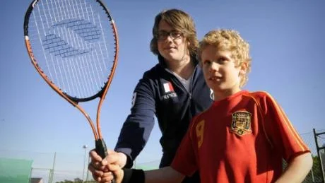 Tränare Sebastian Östman instruerar Nils Söderquist, 10, i det komplexa forehandspelet. Nils är en av klubben många nya tennisspelande ungdomar.Foto: Anders Steiner