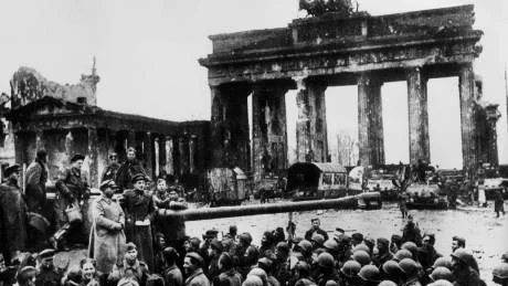 Berlins kanske mest kända monument Brandenburger Tor sargades under andra världskriget. Foto: APN/Scanpix arkiv