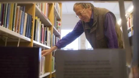 Göran Lanner går till biblioteket i Västervik nästan varje dag för att läsa dagstidningar. När det regnar ute är det extra trevligt, tycker han.