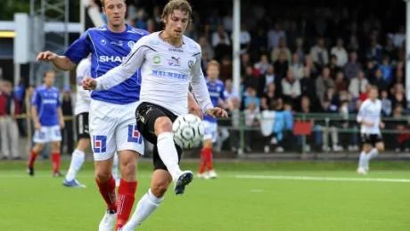 Åtvidabergs FF och Daniel Hallingström hamnade på efterkälken i går kväll mot Örebro. Här är det Roni Porokara som tagit sig förbi ÅFF-försvararen. Foto: Mikael Fritzon/Scanpix