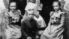 Gerda Assarsson tillsammans med sin familj år 1900. Yngste sonen föddes två år senare.
