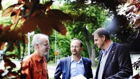 I mitten soscialdemokraternas näringspolitiska talesman, Tomas Eneroth, tillsammans med författarna av företagarrapporten, Janne Näsström och Tomas Kronståhl.Foto: Ellen Nielsen-Kindstrand