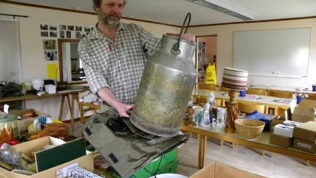Loppis i Hjorted på söndag. Det är Betelförsamlingen som samlar in pengar till förmån för fattiga barn i Kairos slum. Leif Sylvan, som håller i projektet,  har fått in en hel del prylar som han nu prismärker.