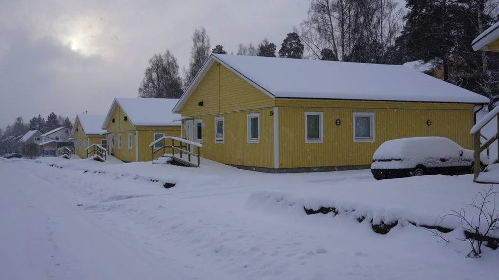 Ett litet steg för Ankarsrum - ett stort steg för Sverige. Modulhusen på Tjustvägen ser inte märkvärdiga ut, men de har pekats ut som en möjlig väg att lösa bostadskrisen för flyktingar.