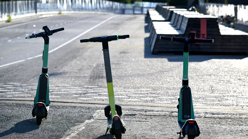 Kommunen borde ha ett journummer för felparkerade elsparkcyklar, skriver Yvonne Flambe och Henrik Westman.