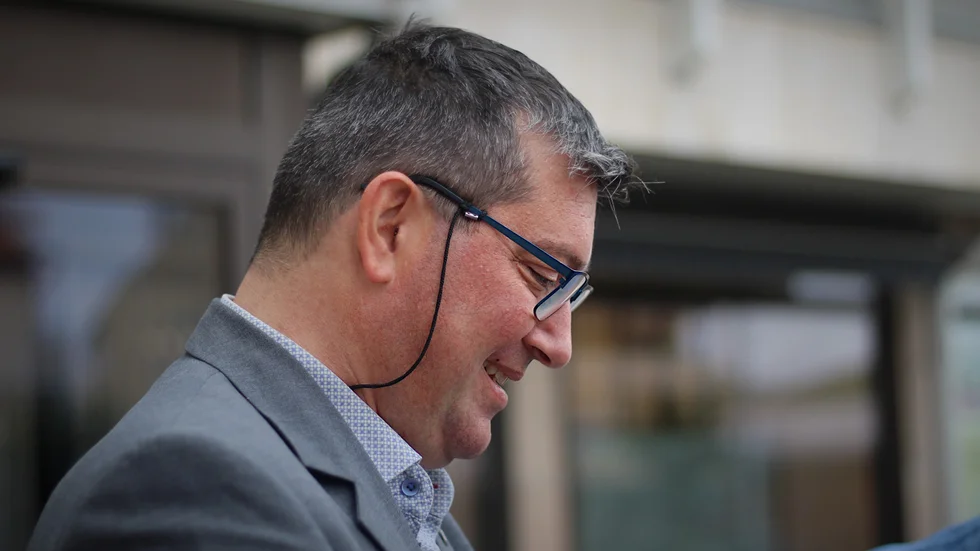 Sergei Sorokin är samordnare för de energidämpande åtrgärder som Kinda Kommun ska vidta. I arbetet med att tänka till kring elkonsumtion skönjer han en annan dimension.
En där samhället och medborgarna ställer om till ett mer klimatsmart sätt att leva och verka. "Det blir lärdomar att ta med oss in i livet efter energivinterkrisen."