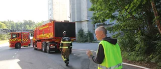 Säkerhetsproblem på område där ödehus brann • Fastighetsägaren vill riva silo och gamla hus: "Ser ut som en krigszon"