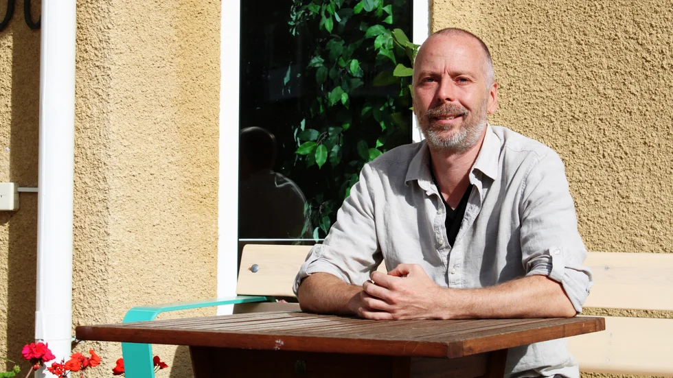 Fria arbetsskor till omsorgspersonalen är en fråga som Vänsterpatiet drivit hårt. Enligt Lars Johansson (V) skulle satsningen kunna finanisieras med sänkta politikerarvoden. "Att sänka arvodena till prisbasbelopp skulle spara 1,5 miljoner om året vilket motsvarar ungefär vad skorna skulle kosta", säger han. 