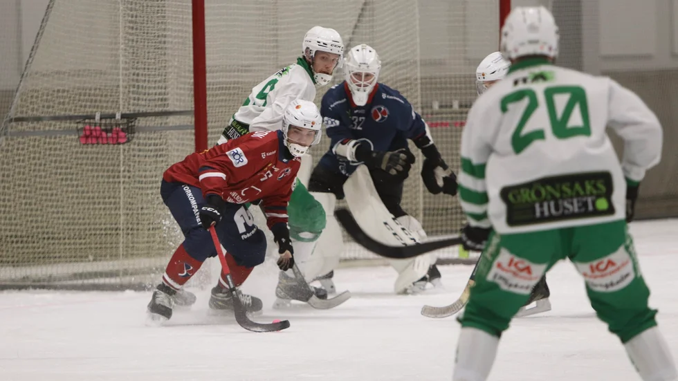 Högerbacken Marcus Mårtensson och de övriga i KVBS-försvaret sattes på ideliga prov i mötet med Hammarby.