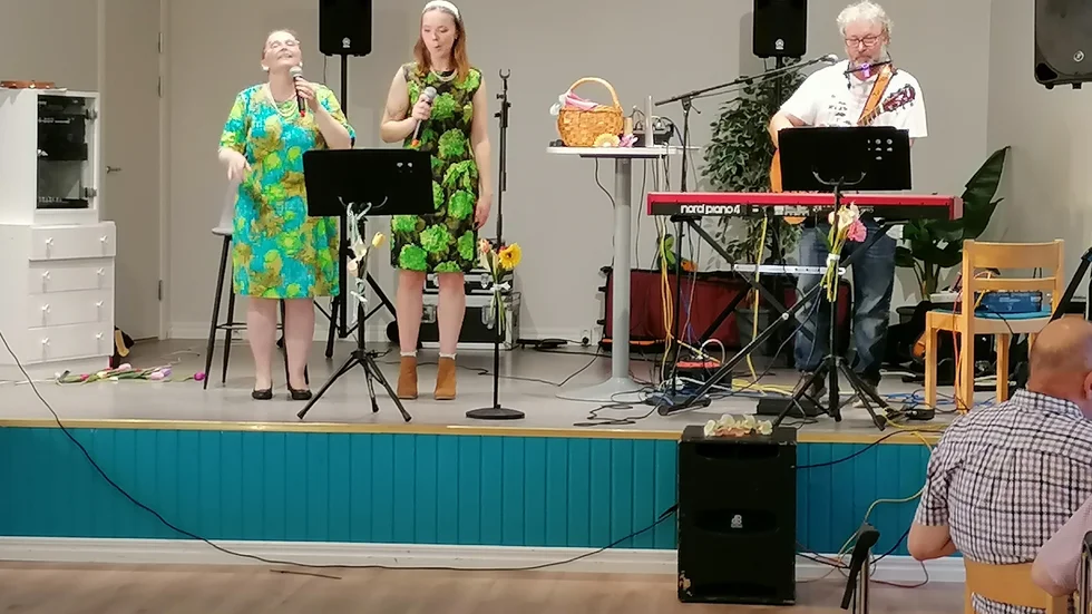 Micke, Lotta och Adina spelade och sjöng.