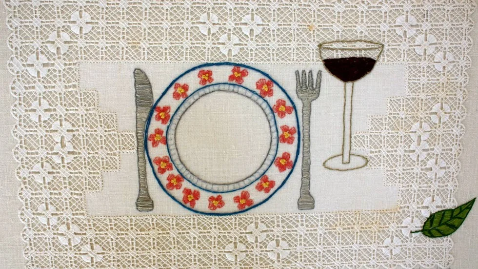 Broderi på spetsprydd tablett, ingår i sviten Metamorfos.