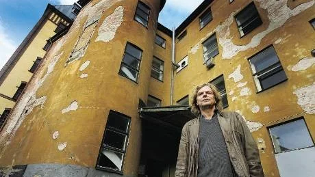 Jan Jörnmark fotad för ungefär 15 år sedan vid en då tämligen övergiven plats i Industrilandskapet i Norrköping.